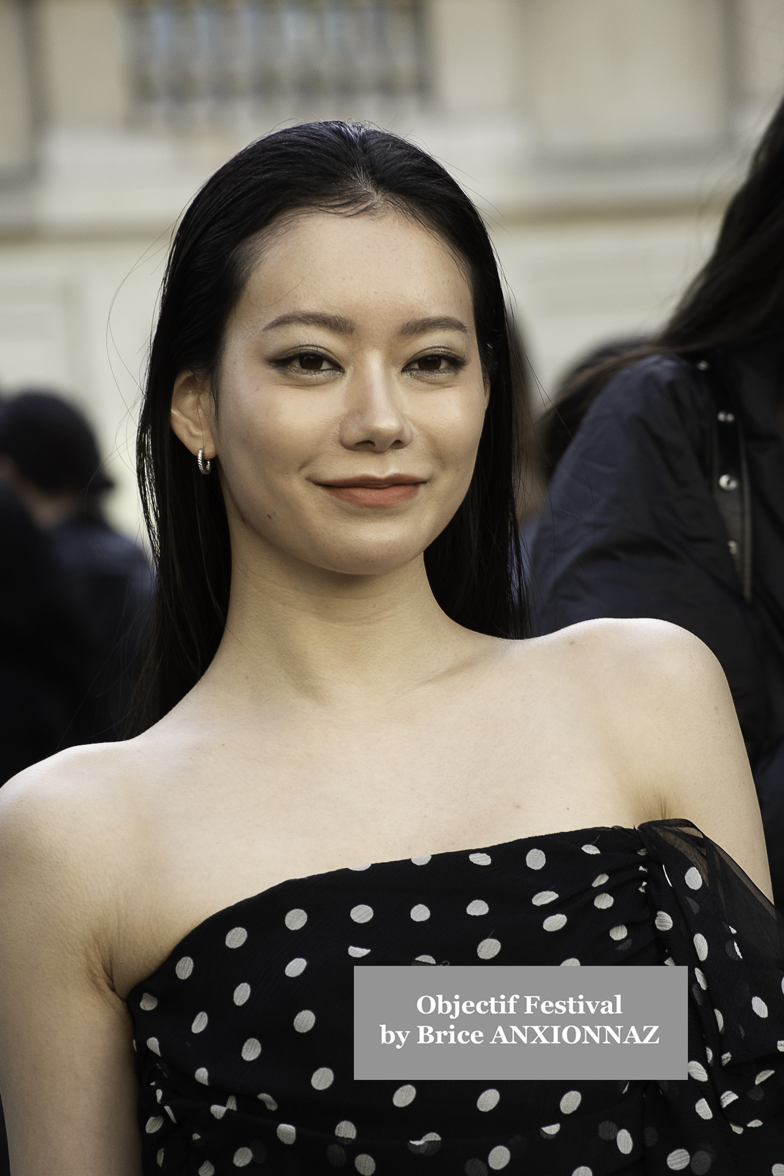 Photo streetstyle de Mary Charteris - Streetstyle photos of guest arrivals at the Nina Ricci show lors du défilé Nina Ricci Spring 2025 à Streetstyle-photos-of-guest-arrivals-at-the-Nina-Ricci-show, Paris Fashion Week le 7 March 2025 par Brice ANXIONNAZ (Objectif Festival)